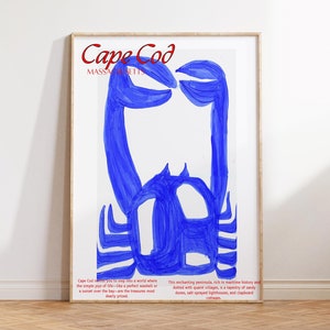Puede incluir: Una ilustración azul de un cangrejo con el texto "Cape Cod Massachusetts" encima. El texto debajo del cangrejo dice: "Cape Cod te invita a entrar en un mundo donde las simples alegrías de la vida, como una concha perfecta o una puesta de sol sobre la bahía, son los tesoros más preciados. Esta península encantadora, rica en historia marítima y salpicada de pueblos pintorescos, es un tapiz de dunas de arena, faros rociados con sal y casas de madera."