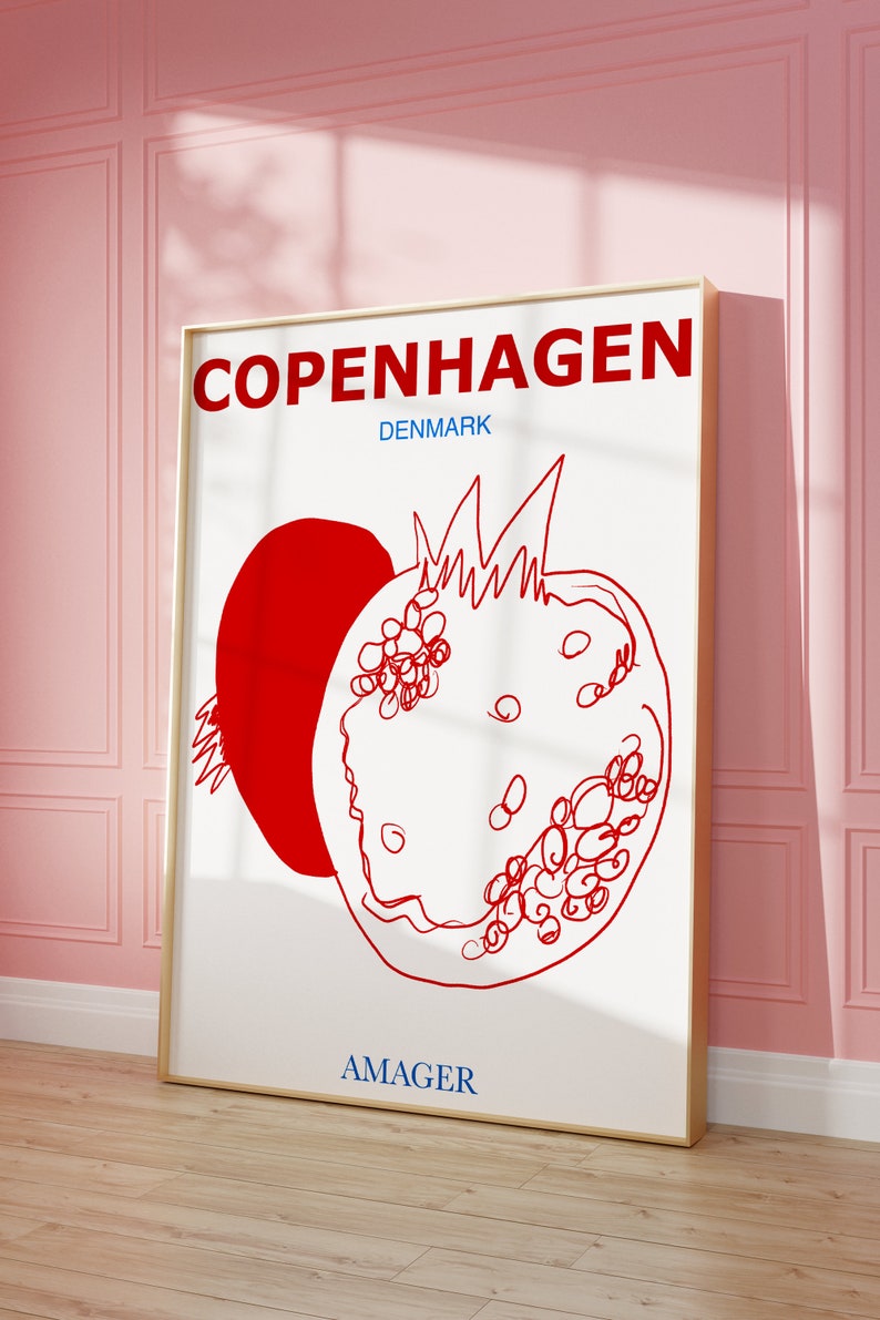 Może przedstawiać: Biały plakat z czerwonym konturem granatu i tekstem "Kopenhaga, Dania, Amager".