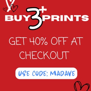 Może przedstawiać: Czerwone tło z białym tekstem, kt&oacute;ry brzmi "BUY 3+ PRINTS GET 40% OFF AT CHECKOUT USE CODE: MADAVE" z sercami narysowanymi na biało i czerwono.