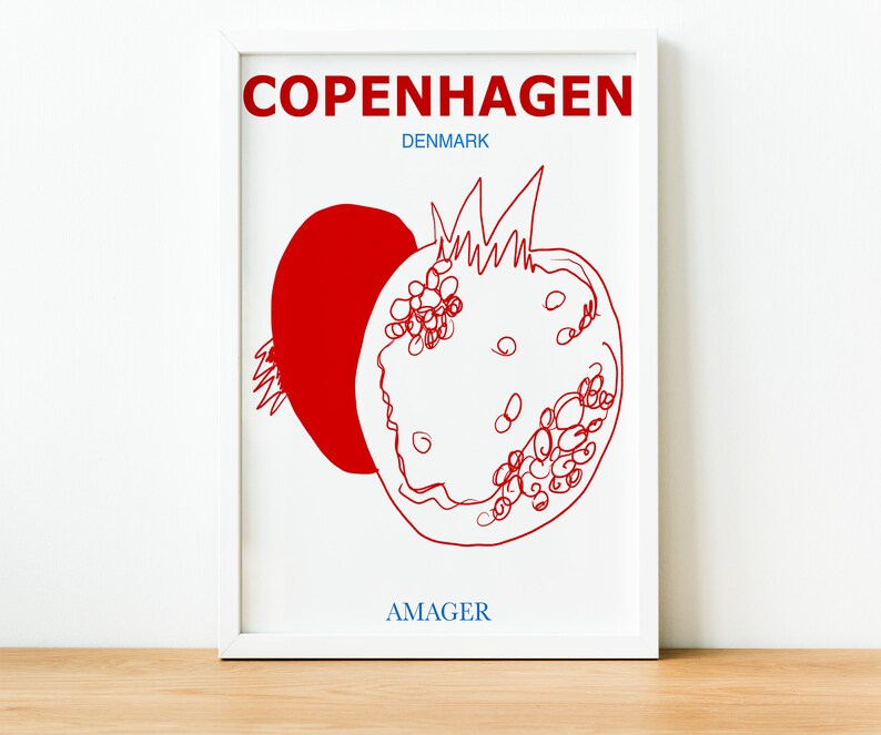 Może przedstawiać: Biały wydruk w ramie z czerwonym rysunkiem granatu i tekstem "COPENHAGEN, DENMARK, AMAGER".