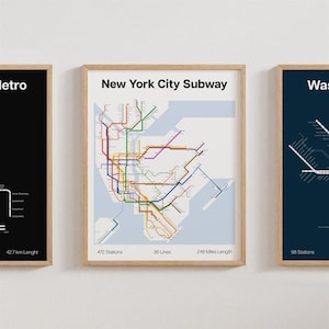 Op de afbeelding: Drie ingelijste metrokaarten. De centrale kaart is van de New York City Subway, met de tekst "New York City Subway" bovenaan. Het toont 472 stations, 36 lijnen en een lengte van 399 km. De andere twee kaarten zijn van andere steden.