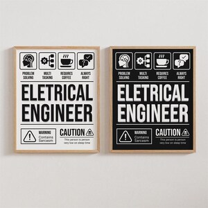 Könnte beinhalten: Zwei gerahmte Drucke mit dem Text "ELECTRICAL ENGINEER" in fetten weißen Buchstaben. Der obere Teil jedes Drucks zeigt Symbole und Sätze wie "Problemlösung" und "Benötigt Kaffee". Ein Druck hat einen schwarzen Hintergrund, der andere einen weißen Hintergrund.