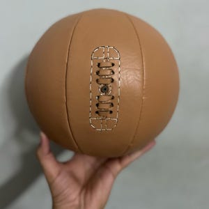 Ręcznie robiona personalizowana skórzana piłka do koszykówki z darmowym cokołem – zabytkowa piłka do koszykówki kolekcjonerska – spersonalizowany prezent dla niego – NBA prezent dla taty