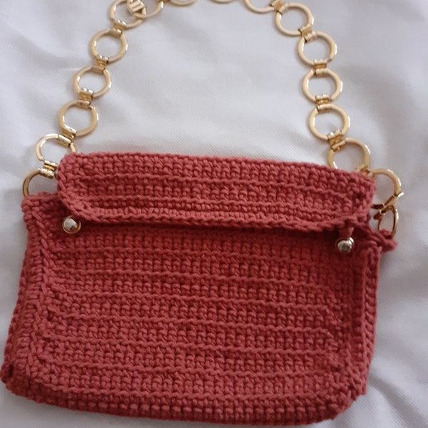 Pochette en coton couleur rouille au crochet, doublée de coton