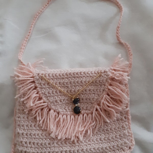 Pochette en laine au crochet, finition franges et chainette breloque chat