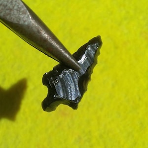 AUTHENTIC CALIFORNIA ARROWHEAD 1-1/16&quot; Rose Springs Stemmed Developmental - Classic Phase 1600 - 600 B.P. Unifacial with Primitive Flaking