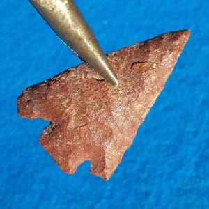 AUTHENTIC OREGON ARROWHEAD 1-11/16&quot; Jasper Eastgate -Developmental to Classic Phase 1500 - 400 B.P. Beautiful Ancient Workmanship & Flaking
