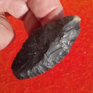 AUTHENTIC OREGON ARROWHEAD 2-7/16" Cascade - Fine Edgework with Micro Serrations and Chamfer Ground Base. Early Archaic 8000 - 4000 B.P.