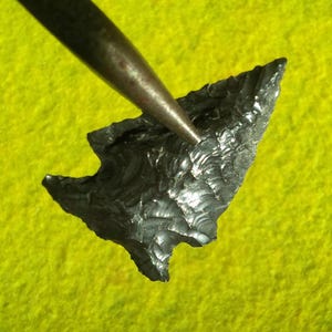 AUTHENTIEKE OREGON PIJLKOP 1-1/2&quot; Elko laat-archaïsch - ontwikkelingsfase 3500 - 1200 BP Hoogwaardige schilfering en vakmanschap met naaldpunt