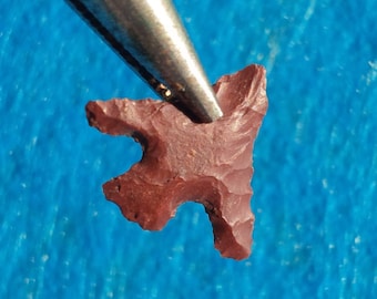 5/8&quot; Rose Springs Stemmed AUTHENTIC OREGON ARROWHEAD Development to Classic Phase 1600- 600 B.P. from Jasper with fine ancient workmanship.