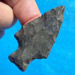 Authentieke NEW YORK ARROWHEAD 2-3/8&quot; Ashtabula laat-archaïsch 4000-1500 BP. Vakmanschap en asymmetrische schouders Sleutel tot identificatie