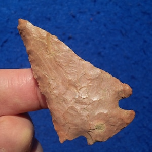 2-5/8" Angolo di pino dentellato AUTENTICA PUNTA DI FRECCIA DEL TENNESSEE Primo arcaico 8000 - 5000 B.P. Smussato su un lato di ciascuna faccia con seghettature