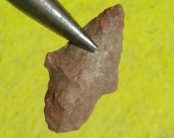 AUTHENTIC ILLINOIS ARROWHEAD 1.2" Melvern Stemmed Late Archaic - Early Woodland 3500 - 1900 B.P. Fine Flaking & Workmanship with Ground Stem