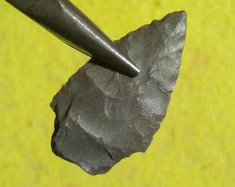 AUTHENTIC CONNECTICUT ARROWHEAD 1-7/16" Morrow Mountain -Mid Archaic 7100 - 6000 B.P.  Quality Ancient Workmanship & Flaking with Needle Tip