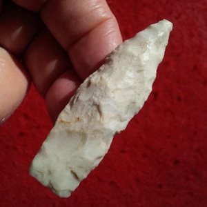 AUTHENTIC ILLINOIS ARROWHEAD 2-5/8" Sedalia Mid - Late Archaic 5000 - 3000 B.P. Nice Example Has Ground Lower Blade Edge & Bevel Ground Base