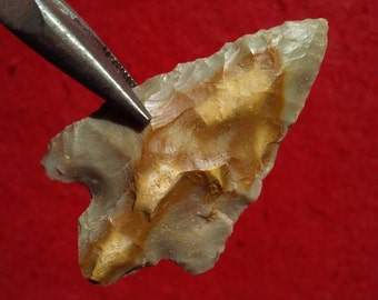 AUTHENTIC ARKANSAS ARROWHEAD 2-1/8" Dunn Stemmed Late Archaic - Woodland 3200 - 1400 B.P.  Fine Workmanship - from Tan Brown & Gray Flint