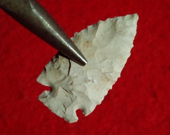 AUTHENTIC ILLINOIS ARROWHEAD Fine Cache River Early Mid Archaic 10000 - 5000 B.P. Thin with Serrations & Tight Notches from Burlington Chert