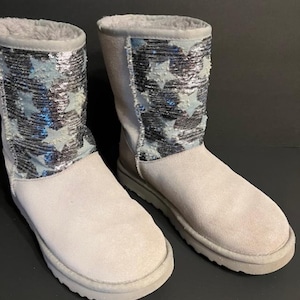 Dames UGG Classic Short Sequin Stars Grey Suede Shearling Boots. Maat 7