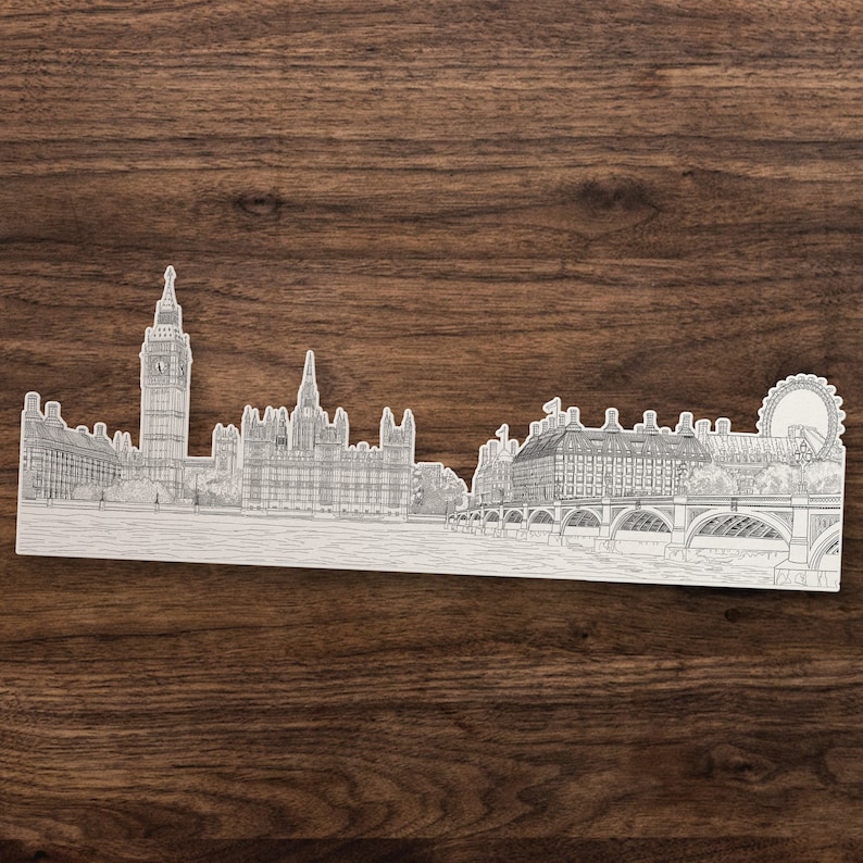 K&ouml;nnte beinhalten: Eine Schwarzwei&szlig;-Zeichnung der Londoner Skyline mit Big Ben, dem Houses of Parliament und dem London Eye.