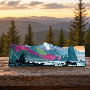 Puede incluir: Una pegatina rectangular que presenta una ilustración paisajística estilizada del Parque Nacional Olympic. El diseño muestra formaciones rocosas de color azul oscuro, un pico nevado, bosques de color magenta y verde, y el texto OLYMPIC.