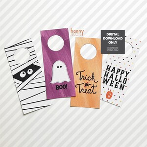 以下が含まれることがあります： ハロウィンのドアハンガー4点セット。デザインはミイラ、幽霊、カボチャ、トリックオアトリートのサイン。ハンガーのテキストは「ハッピーハロウィン」、「トリックオアトリート」、「ブー！」、「H」です。