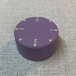 Drehknöpfe für Kinderküche Duktig von IKEA. 1 Drehknopf für den Herd in der Farbe Lavendel mit hellgrauer Beschriftung