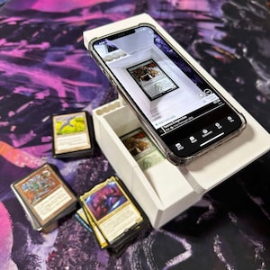 Scandoos | Stand voor scannen van ruilkaarten | Uitschuifbare kaartbak | Werkt met TCGplayer, Manabox, More | Gemaakt in de VS | Robuust, gemakkelijk te gebruiken