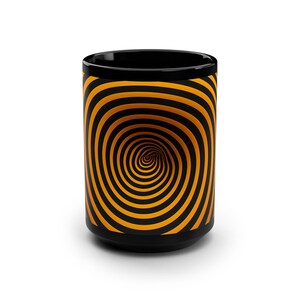 以下が含まれることがあります： オレンジと黒の渦巻き模様が繰り返される黒いコーヒーマグ。渦巻き模様は目の錯覚を生み出し、マグカップの中心に視線を引きつけます。マグカップは円筒形で、光沢のある仕上がりです。