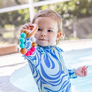 Color Pop Baby Rattle / Juguete sensorial / Montessori Bebé & Juguete para niños pequeños / Silicona + Anillo de madera / Regalo de baby shower recién nacido / Sonajero de juguete de madera