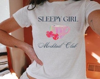 Maglietta per neonati Sleepy Girl Mocktail, Maglietta per neonati Y2K, Estetica Clean Girl, Maglietta per neonati Self Care, Top corto Y2K, Maglietta per neonati anni '90, Maglietta Sleepy Girl Homebody