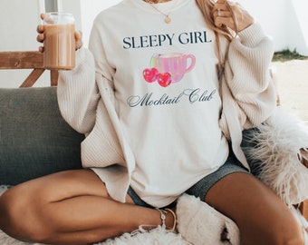 Maglietta Sleepy Girl Mocktail, Maglietta Self Care, Felpa Homebody, Estetica Clean Girl, Maglietta Cocktail, Maglietta Social Club, Maglietta Sober Girl
