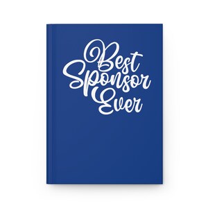 Puede incluir: Una libreta azul con el texto "Best Sponsor Ever" en letras blancas en cursiva.