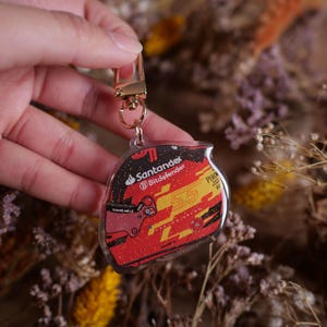 Brelok do kluczy z akrylowym kaskiem Carlos Sainz CS55 na sezon 2024 F1 Formuła 1 Ferrari Williams