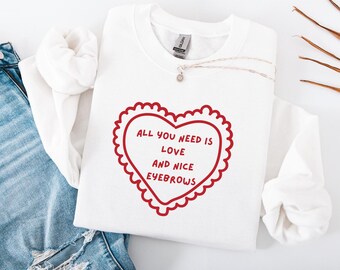 Alles was du brauchst ist Liebe und schöne Augenbrauen Sweatshirt, Kosmetikerin Pullover, Geschenk für Waxer, Valentines Pullover, Augenbrauen Waxer Bekleidung