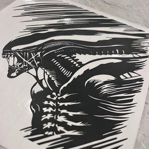 Puede incluir: Silueta en blanco y negro de una criatura extraterrestre con una mandíbula afilada y un cuerpo detallado y texturizado. La criatura se representa en una pose dinámica, con la cabeza echada hacia atrás y los brazos extendidos.