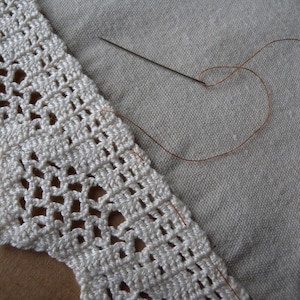 Técnica artesanal en formato PDF: Cómo unir la tela al encaje (costura a mano + crochet; términos de EE. UU.)