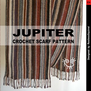 Puede incluir: Un patrón de bufanda de crochet llamado "Jupiter" con un diseño a rayas en marrón, beige, gris y negro. La bufanda tiene flecos en la parte inferior y está diseñada por RestlessSquirrel.