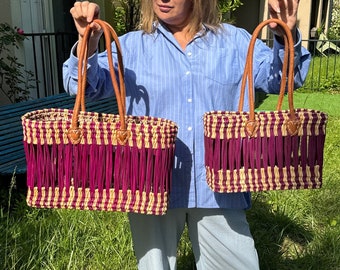 Panier "Meknès" bicolore violet, tressé en paille et osier avec anses en cuir