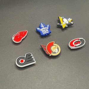 Croc charms NHL / Red Wings, Maple Leafs, Penguins, Flyers, Senators, Hurricanes