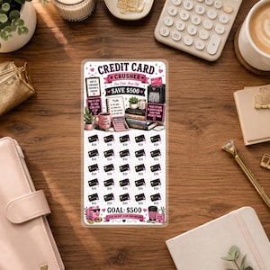 Peut inclure: Une carte de suivi d'épargne rectangulaire blanche intitulée Credit Card Crusher avec un objectif de 500. Elle présente des illustrations d'une tirelire rose, d'une calculatrice, de livres et une grille de 25 icônes de cartes bancaires noires.
