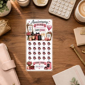 Peut inclure: Une carte de suivi d'épargne rectangulaire Anniversary Fund avec des illustrations roses et blanches de cadeaux, fleurs, coupes de champagne et bougies. Le texte indique Anniversary Fund, Save $500, et vingt-cinq cases à gratter marquées $20.