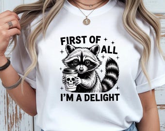 Prima di tutto sono una delizia Maglietta con illustrazione di un procione / tazza da caffè con teschio