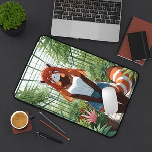 Puede incluir: Alfombrilla de ratón rectangular negra con una ilustración de estilo anime de una chica panda roja en un invernadero. La chica lleva una camiseta blanca y pantalones cortos vaqueros. La alfombrilla tiene un borde negro y un ratón blanco.