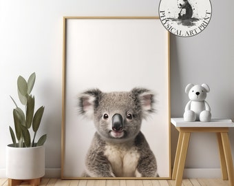 Puede incluir: Un lindo koala con pelaje gris y nariz negra se sienta sobre un fondo blanco. El koala mira directamente al espectador con una expresión amigable.