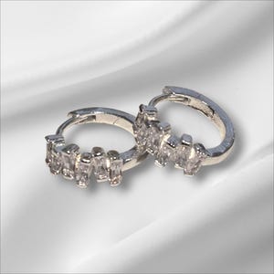 Orecchini a cerchio baguette in argento / Orecchini a cerchio con zirconi cubici delicati / Gioielli minimalisti per tutti i giorni