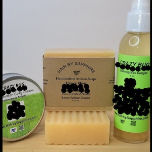 Puede incluir: Tres productos de jabón hechos a mano de la marca "Hair by Sapphire" con el nombre del producto "Crazy Bug". Los productos son un pequeño frasco de crema corporal de mantequilla, una barra de jabón y una botella de spray corporal de deleite de hierba de limón. Los tres productos están etiquetados con el nombre de la marca y el nombre del producto.