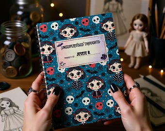 Cuaderno/Diario personalizado con calavera turquesa, regalo de Whimsygoth, diseño espeluznante y adorable, estilo Dark Academia, notas con estética alternativa y misteriosa.