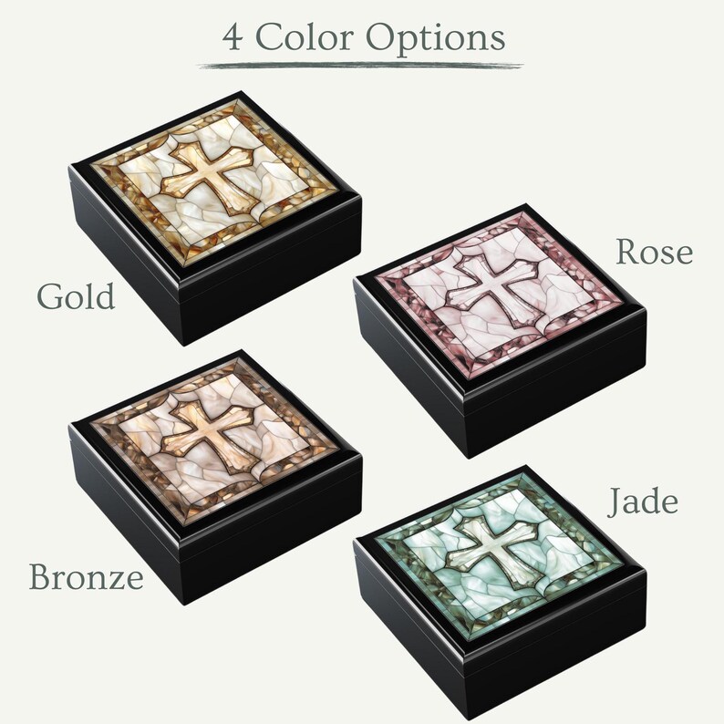 K&ouml;nnte beinhalten: Vier Holzkisten mit einem Buntglaskreuz-Design. Die Kisten sind in Gold, Bronze, Rose und Jade erh&auml;ltlich.