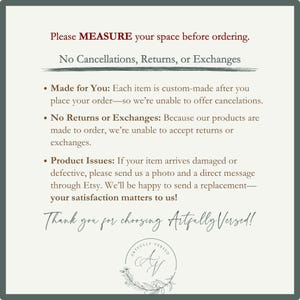 Op de afbeelding: Een ingelijste print met tekst in een schreeflettertype. De tekst luidt: "Meet uw ruimte voordat u bestelt. Geen annuleringen, retourzendingen of omruilingen." Extra tekst beschrijft op maat gemaakte items, productproblemen en bedankt klanten.