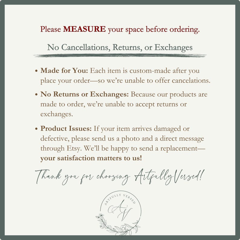 Op de afbeelding: Een ingelijste print met tekst in een schreeflettertype. De tekst luidt: "Meet uw ruimte voordat u bestelt. Geen annuleringen, retourzendingen of omruilingen." Extra tekst beschrijft op maat gemaakte items, productproblemen en bedankt klanten.